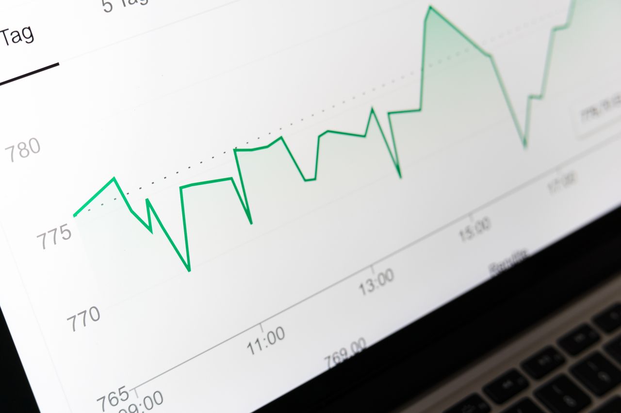 About Detailed close-up of a financial graph on a computer screen showing data trends.